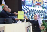 Wakil Ketua DPRD Kaltim, Muhammad Samsun (kiri), menerima draft Ranperda tentang perubahan atas Perda Nomor 2 Tahun 2016 tentang Pengarusutamaan Gender dalam Pembangunan Daerah dari Wakil Ketua Komisi IV, Puji Setyowati (kanan). (Foto: Ist)