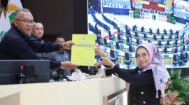 Wakil Ketua DPRD Kaltim, Muhammad Samsun (kiri), menerima draft Ranperda tentang perubahan atas Perda Nomor 2 Tahun 2016 tentang Pengarusutamaan Gender dalam Pembangunan Daerah dari Wakil Ketua Komisi IV, Puji Setyowati (kanan). (Foto: Ist)