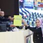 Wakil Ketua DPRD Kaltim, Muhammad Samsun (kiri), menerima draft Ranperda tentang perubahan atas Perda Nomor 2 Tahun 2016 tentang Pengarusutamaan Gender dalam Pembangunan Daerah dari Wakil Ketua Komisi IV, Puji Setyowati (kanan). (Foto: Ist)