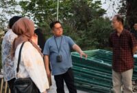 Wakil Bupati Kukar Rendi Solihin menandatangani bukti penyerahan sarana dan prasarana Asrama Putri Kukar di Yogyakarta. (Foto: Ist)