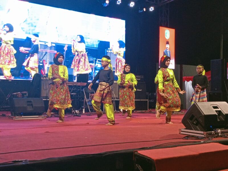 Persembahan tari pada acara Festival Tenggarong Vaganza 2023. (Foto: Ist)