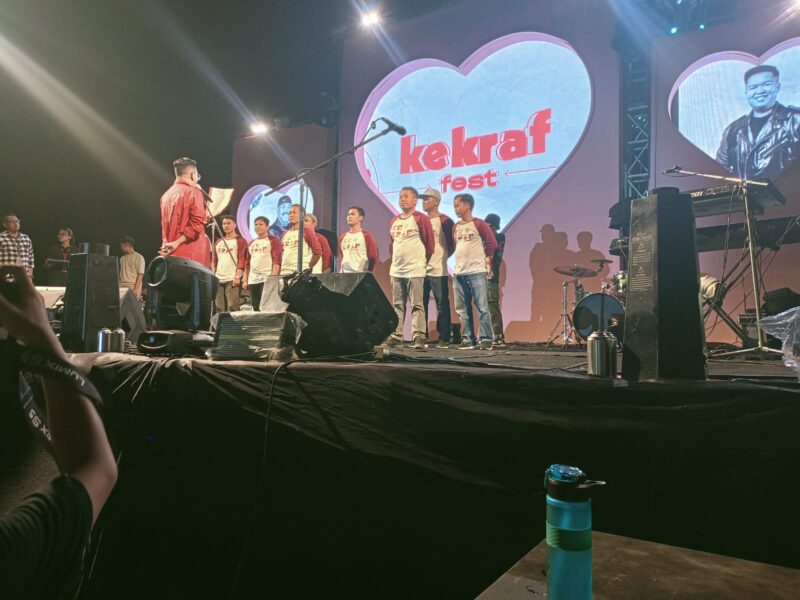 Plt Ketua Kekraf Kukar Akbar Haka saat melantik dan memberikan pengarahan kepada pengurus Kecamatan Kekraf Kukar. (Foto: Ist)