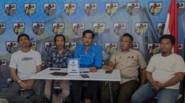 Konferensi Pers KNPI Bontang terkait persiapan pelaksanaan Musda X, Ketua Karateker KNPI Bontang, Mohammad Alif Syahrizan (tengah baju PDH biru). (Foto: Ist)
