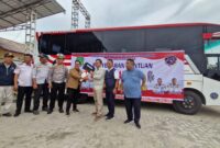 Simbolisasi penyerahan bantuan Bis Sekolah oleh Wakik Bupati Kukar, Rendi Solihin. (Foto: Ist)