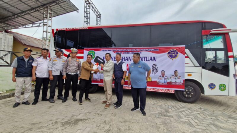 Simbolisasi penyerahan bantuan Bis Sekolah oleh Wakik Bupati Kukar, Rendi Solihin. (Foto: Ist)