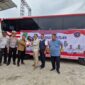 Simbolisasi penyerahan bantuan Bis Sekolah oleh Wakik Bupati Kukar, Rendi Solihin. (Foto: Ist)