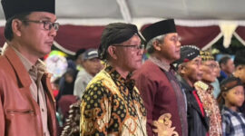 Wakil Ketua DPRD Kaltim, Muhammad Samsun (mengenakan blankon dan baju batik cokelat). (Foto: Ist)