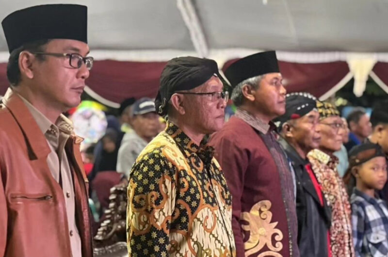 Wakil Ketua DPRD Kaltim, Muhammad Samsun (mengenakan blankon dan baju batik cokelat). (Foto: Ist)
