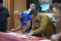 Kepala DPMD Kukar, Arianto saat melakukan penandatanganan capaian kinerja. (Foto: Ist)