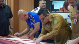 Kepala DPMD Kukar, Arianto saat melakukan penandatanganan capaian kinerja. (Foto: Ist)