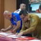 Kepala DPMD Kukar, Arianto saat melakukan penandatanganan capaian kinerja. (Foto: Ist)