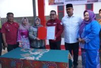 Kepala DPMD Arianto bersama Bupati Kukar Edi Damansyah saat meresmikan Posyandu Desa Rempanga. (Foto: Ist)