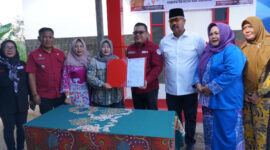 Kepala DPMD Arianto bersama Bupati Kukar Edi Damansyah saat meresmikan Posyandu Desa Rempanga. (Foto: Ist)