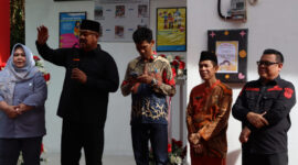 Kepala DPMD Kukar, Arianto saat mendampingi Bupati Edi Damansyah meresmikan Posyandu Bunga Lada. (Foto: Ist)