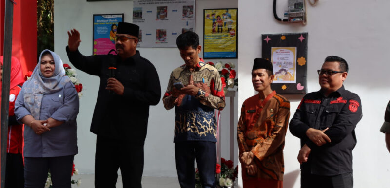 Kepala DPMD Kukar, Arianto saat mendampingi Bupati Edi Damansyah meresmikan Posyandu Bunga Lada. (Foto: Ist)