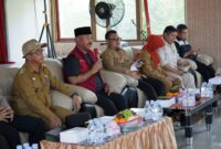 Bupati Kukar, Edi Damansyah didampingi Kepala DPMD Kukar, Arianto saat melalukan monitoring dan evaluasi program bantuan berbasis RT di Muara Muntai. (Foto: Ist)