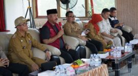 Bupati Kukar, Edi Damansyah didampingi Kepala DPMD Kukar, Arianto saat melalukan monitoring dan evaluasi program bantuan berbasis RT di Muara Muntai. (Foto: Ist)