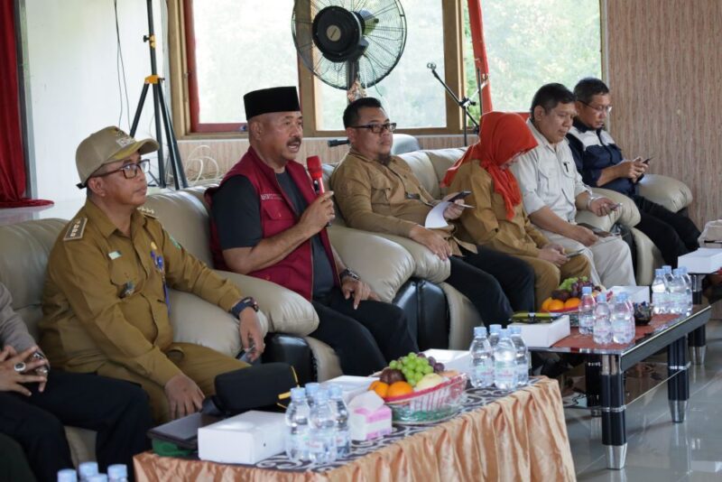 Bupati Kukar, Edi Damansyah didampingi Kepala DPMD Kukar, Arianto saat melalukan monitoring dan evaluasi program bantuan berbasis RT di Muara Muntai. (Foto: Ist)