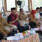Bupati Kukar, Edi Damansyah didampingi Kepala DPMD Kukar, Arianto saat melalukan monitoring dan evaluasi program bantuan berbasis RT di Muara Muntai. (Foto: Ist)