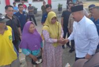 Bupati Kukar, Edi Damansyah saat melaksanakan agenda pembagian bantuan pangan di Kecamatan Tenggarong. (Foto: Ist)