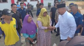 Bupati Kukar, Edi Damansyah saat melaksanakan agenda pembagian bantuan pangan di Kecamatan Tenggarong. (Foto: Ist)