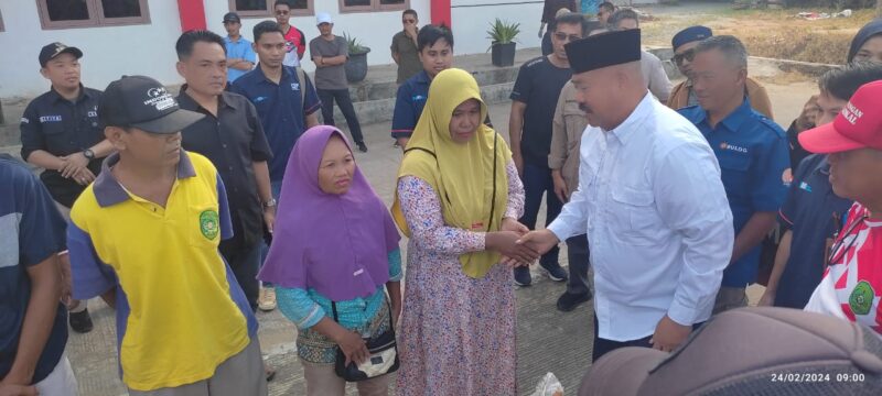 Bupati Kukar, Edi Damansyah saat melaksanakan agenda pembagian bantuan pangan di Kecamatan Tenggarong. (Foto: Ist)