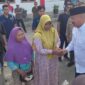 Bupati Kukar, Edi Damansyah saat melaksanakan agenda pembagian bantuan pangan di Kecamatan Tenggarong. (Foto: Ist)