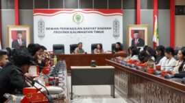 Ketua Bapemperda DPRD Kaltim, Rusman Ya’qub saat menerima langsung kedatangan rombongan guru dan siswa/I Kelas XII SMA Katholik ST. Fransiskus Asisi. (Foto: Ist)
