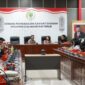 Ketua Bapemperda DPRD Kaltim, Rusman Ya’qub saat menerima langsung kedatangan rombongan guru dan siswa/I Kelas XII SMA Katholik ST. Fransiskus Asisi. (Foto: Ist)