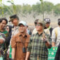 Wakil Ketua DPRD Kaltim, Muhammad Samsun saat menghadiri kegiatan Penanaman 1000 bibit mangrove di Muara Jawa, Kutai Kartanegara. (Foto: Ist)