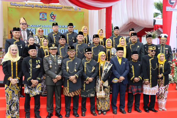 Pimpinan dan sejumlah Anggota DPRD Kaltim saat menghadiri Peringatan Hari Jadi ke-127 Kota Balikpapan. (Foto: Ist)