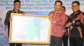 Ketua DPRD Kaltim, Hasanuddin Mas’ud saat menyerahkan Peta Administrasi Desa Babulu Laut. (Foto: Ist)