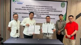 Penandatanganan Perjanjian Kerja Sama (PKS) DPMD Kukar dengan BPJS Ketenagakerjaan. (Foto: Ist)