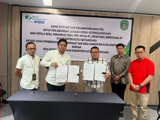 Penandatanganan Perjanjian Kerja Sama (PKS) DPMD Kukar dengan BPJS Ketenagakerjaan. (Foto: Ist)