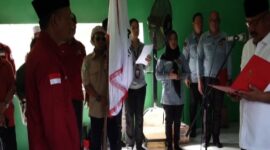 Bupati Kukar Edi Damansyah saat melantik pengurus baru KTNA Kecamatan Loa Janan. (Foto: Ist)