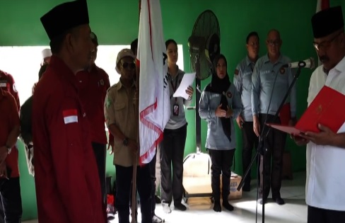 Bupati Kukar Edi Damansyah saat melantik pengurus baru KTNA Kecamatan Loa Janan. (Foto: Ist)