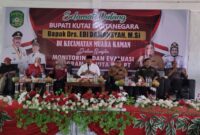 Bupati Kutai Kartanegara, Edi Damansyah, bersama Arianto, Kepala DPMD, dan pejabat OPD saat menggelar monev untuk Program Bantuan Rp50 juta per RT di Desa Bunga Jadi, Muara Kaman. (Foto: Ist)