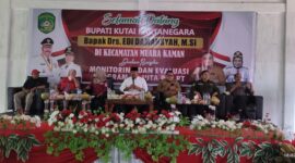 Bupati Kutai Kartanegara, Edi Damansyah, bersama Arianto, Kepala DPMD, dan pejabat OPD saat menggelar monev untuk Program Bantuan Rp50 juta per RT di Desa Bunga Jadi, Muara Kaman. (Foto: Ist)