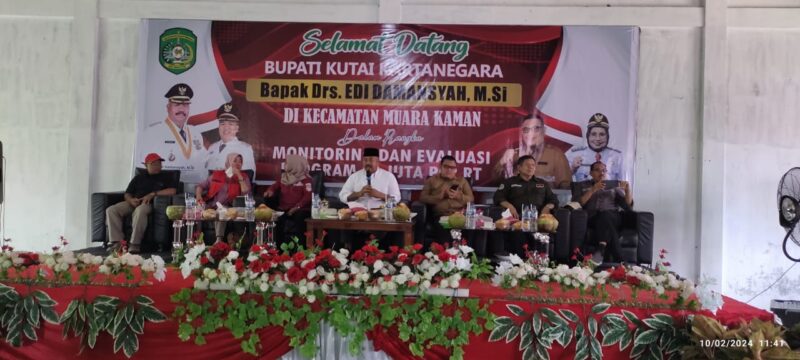 Bupati Kutai Kartanegara, Edi Damansyah, bersama Arianto, Kepala DPMD, dan pejabat OPD saat menggelar monev untuk Program Bantuan Rp50 juta per RT di Desa Bunga Jadi, Muara Kaman. (Foto: Ist)