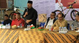 Bupati Kutai Kartanegara, Edi Damansyah, bersama dengan jajaran Dinas Pemberdayaan Masyarakat dan Desa (DPMD) yang dipimpin oleh Arianto saat melakukan evaluasi dan monitoring program pembangunan berbasis RT di Kecamatan Anggana. (Foto: Ist)