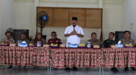 Bupati Kukar, Edi Damansyah saat memberikan sambutan dan pengarahan kepada masyarakat Tenggarong Seberang. (Foto: Ist)