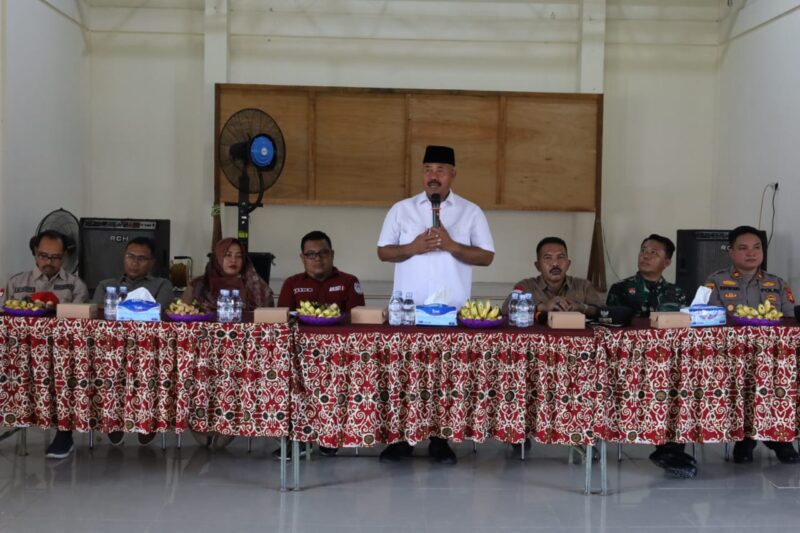 Bupati Kukar, Edi Damansyah saat memberikan sambutan dan pengarahan kepada masyarakat Tenggarong Seberang. (Foto: Ist)