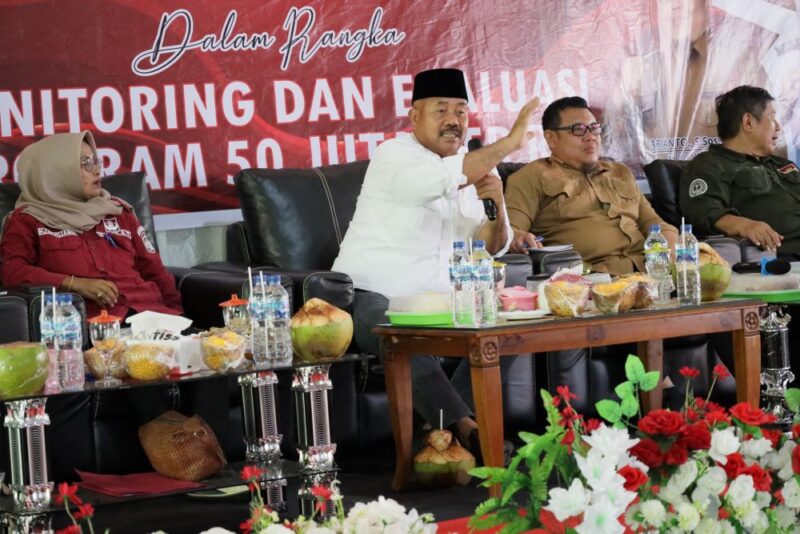 Bupati Kutai Kartanegara (Kukar), Edi Damansyah saat melakukan kunjungan kerja ke Desa Bunga Jadi, Kecamatan Muara Kaman. (Foto: Ist)