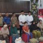Kepala Dinas Pemberdayaan Masyarakat Dan Desa (DPMD) Kukar, Arianto, S.Sos., M.Si, bersama Bupati Kukar, Edi Damansyah menyerahkan bantuan pangan dan sosial kepada warga Desa Loa Janan Ulu. (Foto: Ist)