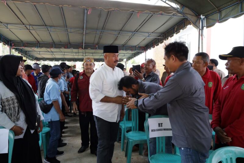 Bupati Kukar, Edi Damansyah saat menghadiri forum pertemuan evaluasi program RT di Sebulu. (Foto: Ist)