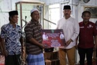 Penyerahan bantuan dan penghargaan oleh Bupati Kukar, Edi Damansyah, kepada para mualaf yang baru saja memeluk agama Islam. (Foto: Ist)
