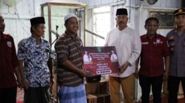 Penyerahan bantuan dan penghargaan oleh Bupati Kukar, Edi Damansyah, kepada para mualaf yang baru saja memeluk agama Islam. (Foto: Ist)
