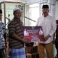 Penyerahan bantuan dan penghargaan oleh Bupati Kukar, Edi Damansyah, kepada para mualaf yang baru saja memeluk agama Islam. (Foto: Ist)
