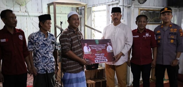 Penyerahan bantuan dan penghargaan oleh Bupati Kukar, Edi Damansyah, kepada para mualaf yang baru saja memeluk agama Islam. (Foto: Ist)

