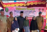 Bupati Kukar, Edi Damansyah bersama masyarakat Prangat Selatan. (Foto: Ist)